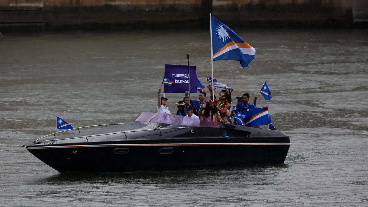 Fotograf&iacute;a de la delegaci&oacute;n de las Islas Marshall en la inauguraci&oacute;n de los Juegos Ol&iacute;mpicos de Par&iacute;s 2024 en el r&iacute;o Sena, el pasado 26 de julio. La prueba de triatl&oacute;n masculino se ha aplazado para el mi&eacute;rcoles, debido a que el agua del Sena no es todav&iacute;a apta para el ba&ntilde;o, anunci&oacute; la organizaci&oacute;n. EFE/Julio Mu&ntilde;oz