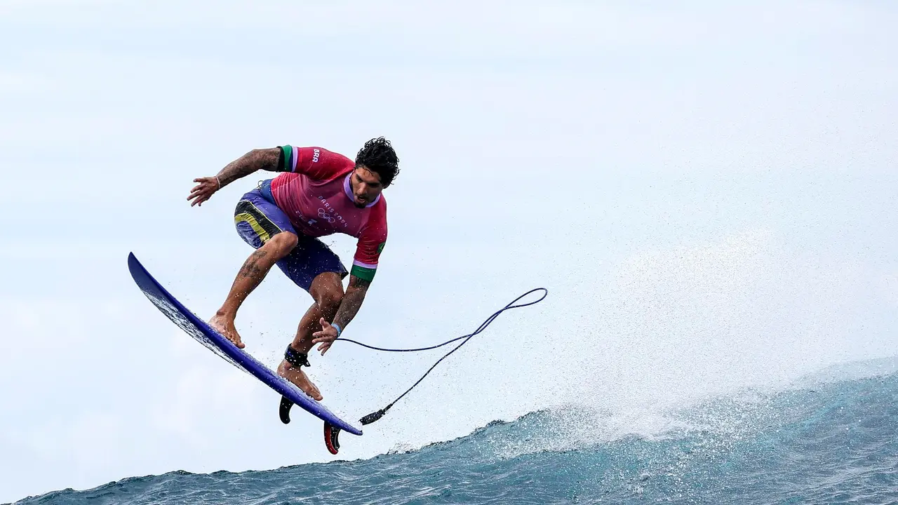 El brasile&ntilde;o Gabriel Medina compite en Teahupo'o (Tahit&iacute;). EFE/EPA/FAZRY ISMAIL