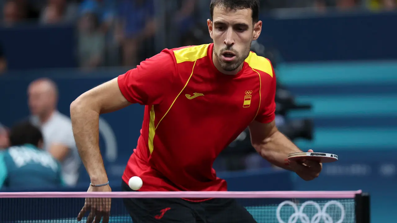 El jugador espa&ntilde;ol &Aacute;lvaro Robles se dispone a sacar ante el brasile&ntilde;o Hugo Calder&oacute;n durante su partido eliminatorio de tenis de mesa masculino de los Juegos Ol&iacute;mpicos de Par&iacute;s 2024 disputado en Par&iacute;s. EFE/ Miguel Guti&eacute;rrez