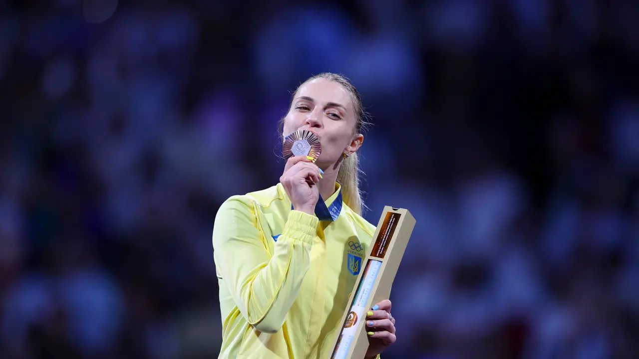 La esgrimista ucraniana Olga Kharlan posa con la medalla de bronce.EFE/ Sashenka Guti&eacute;rrez