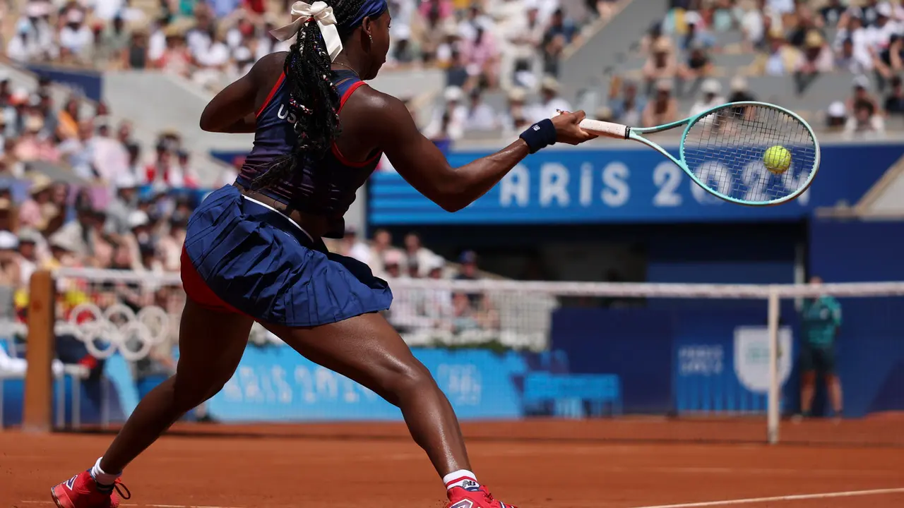 La tenista estadounidense Coco Gauff devuelve de derecha la pelota a la croata Donna Veckik durante el partido de tercera ronda celebrado en los Juegos Ol&iacute;mpicos de Par&iacute;s 2024 en Par&iacute;s. EFE/Juanjo Mart&iacute;n