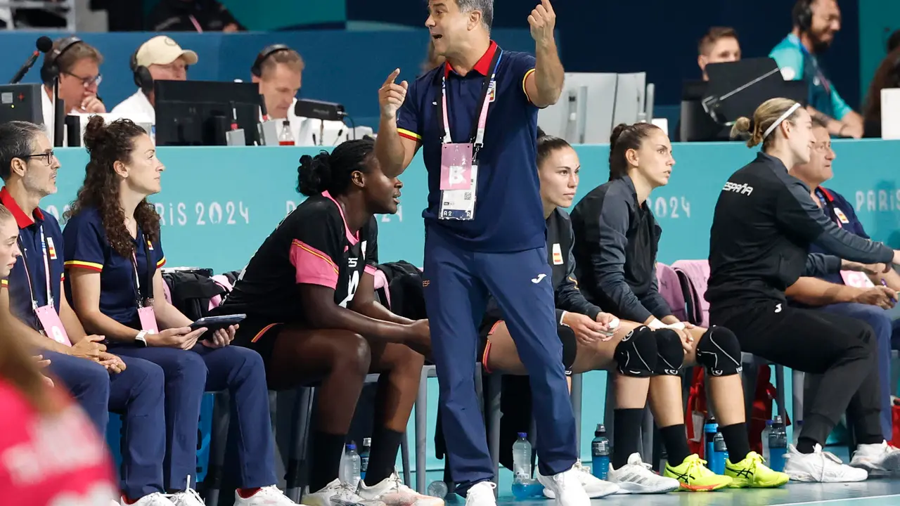El seleccionador espa&ntilde;ol de balonmano Ambros Mart&iacute;n durante el partido de balonmano entre Espa&ntilde;a y Pa&iacute;ses Bajos en los Juegos Ol&iacute;mpicos Par&iacute;s 2024, este martes, en Par&iacute;s, Francia. EFE/ Miguel To&ntilde;a