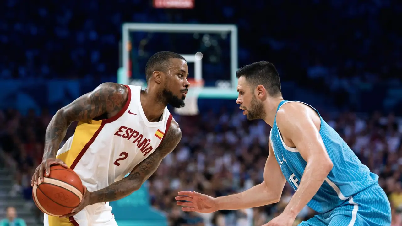 El base de Espa&ntilde;a Lorenzo Brown en acci&oacute;n ante el griego Kostas Papanikolaou en el Pierre Mauroy Stadium en Villeneuve-d'Ascq, Francia. EFE/EPA/ALEX PLAVEVSKI