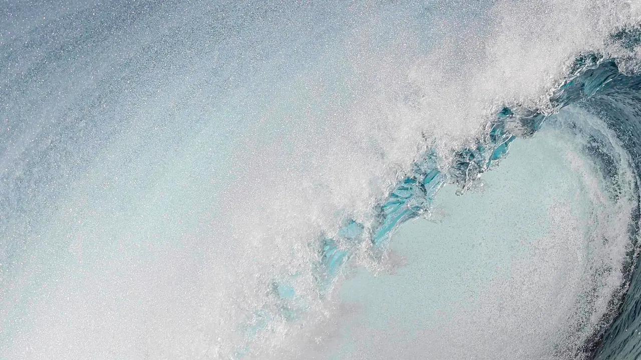El japon&eacute;s Reo Inaba en acci&oacute;n durante la tercera ronda masculina de surf en los Juegos Ol&iacute;mpicos de Par&iacute;s 2024, en Teahupo'o, Tahit&iacute;.EFE/ Fazry Ismail