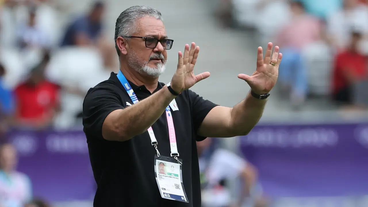 El entrenador del equipo egipcio, el brasile&ntilde;o Rog&eacute;rio Micale (c), da instrucciones a sus jugadores contra Espa&ntilde;a durante un partido del Grupo C de f&uacute;tbol masculino de los Juegos Ol&iacute;mpicos de Par&iacute;s 2024, en el Estadio de Burdeos (Francia) este martes. EFE/ Kiko Huesca