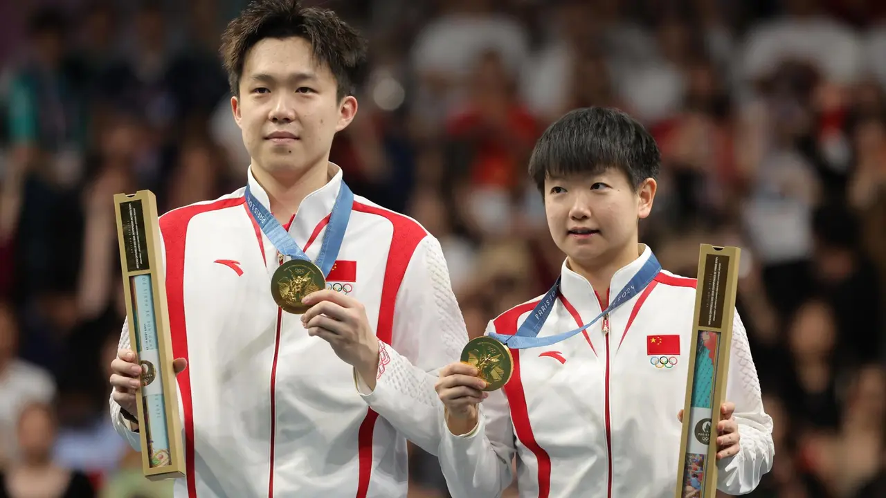 Los medallistas de oro Wang Chuqin y Sun Yingsha en el podio del dobles mixto en el South Paris Arena en Paris, Francia. EFE/EPA/TERESA SUAREZ