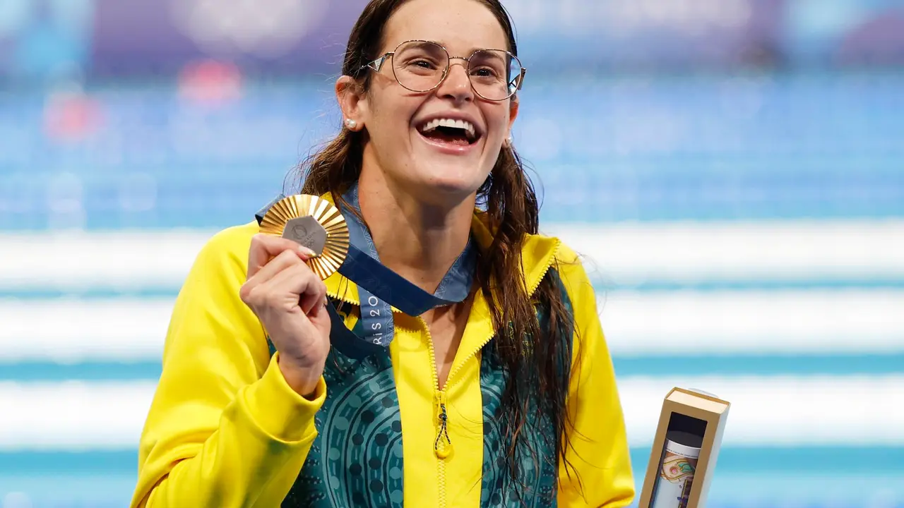 La australiana Kaylee McKeownen junto al oro que ha logrado en la piscina de la La Defense Arena en Paris, Francia. EFE/EPA/MAST IRHAM