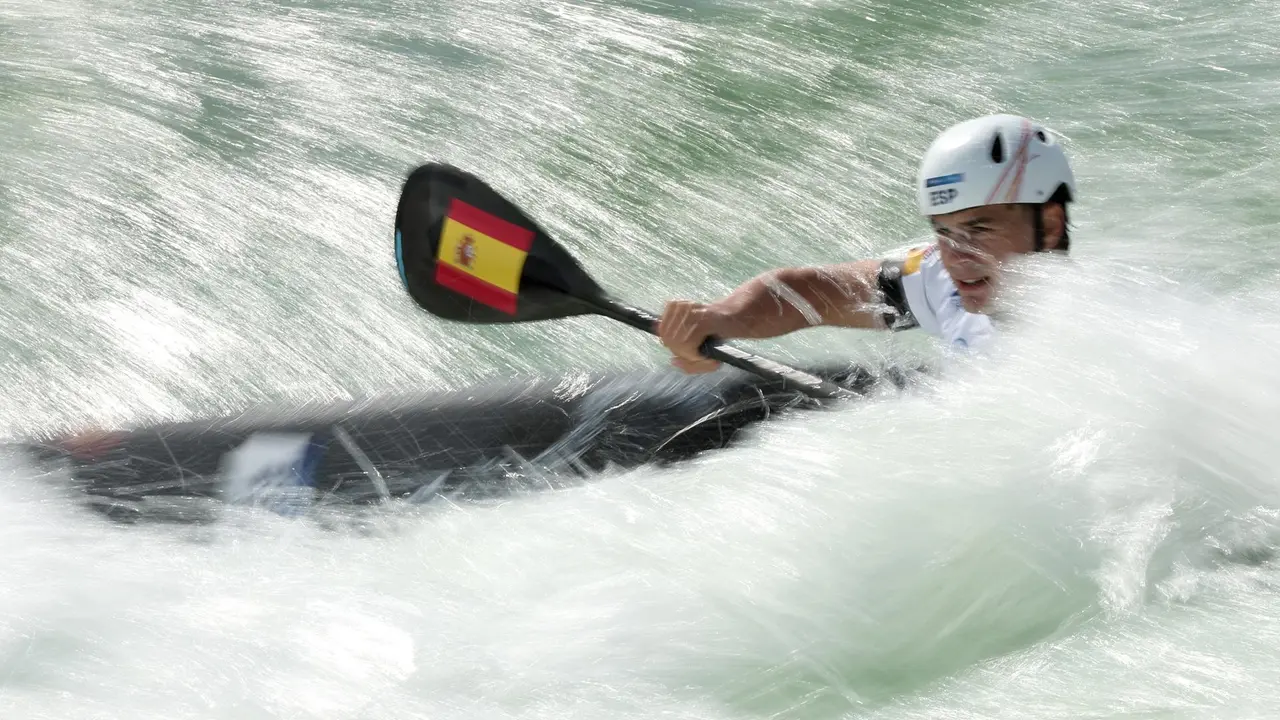 El espa&ntilde;ol Pau Echaniz en acci&oacute;n durante la prueba de pirag&uuml;ismo, eslalon en k1 de los Juegos Ol&iacute;mpicos Francia 2024, este martes en el estadio n&aacute;utico de Vaires-Sur-Marne. EFE/ALI HAIDER