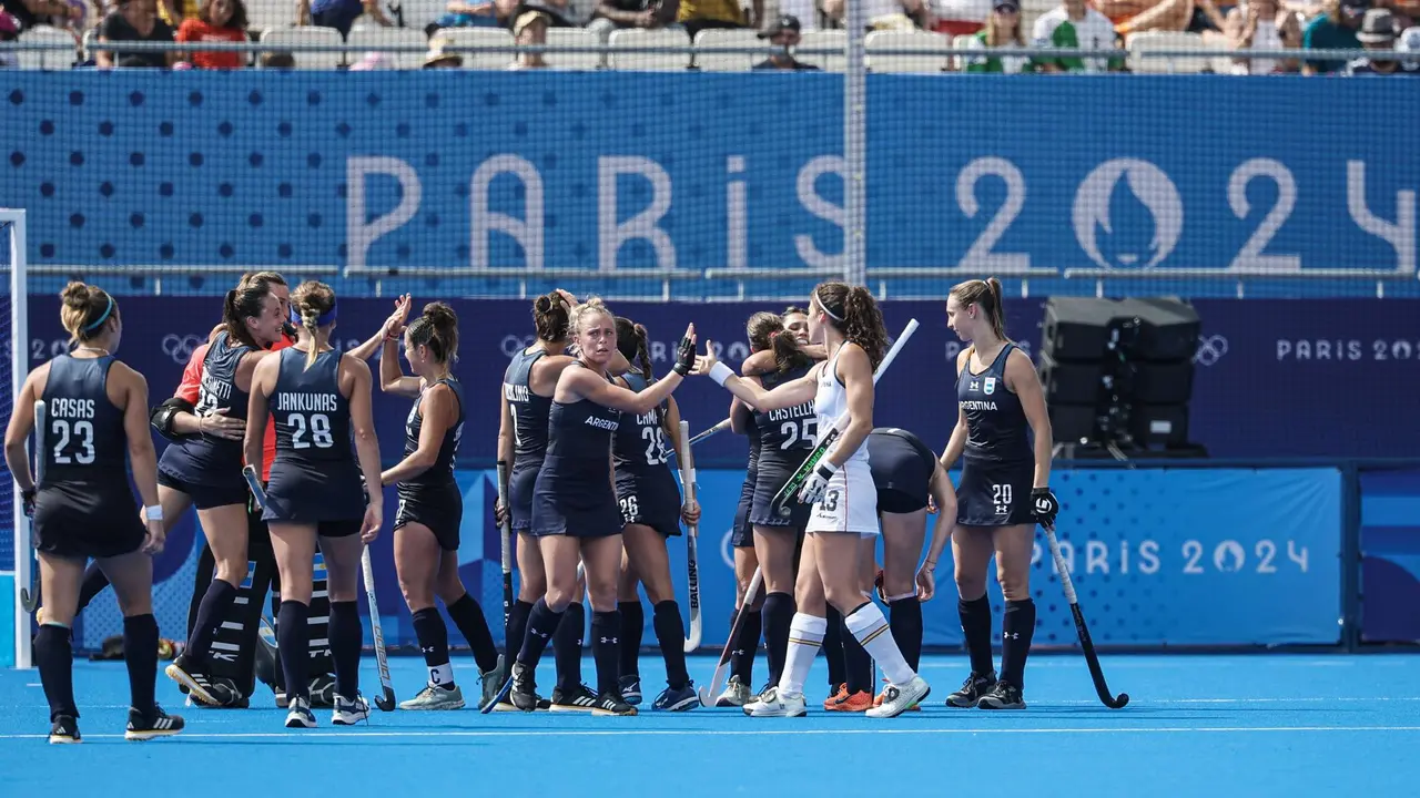 Las jugadoras de Argentina celebran su victoria sobre Espa&ntilde;a. EFE/EPA/CHRISTOPHE PETIT TESSON