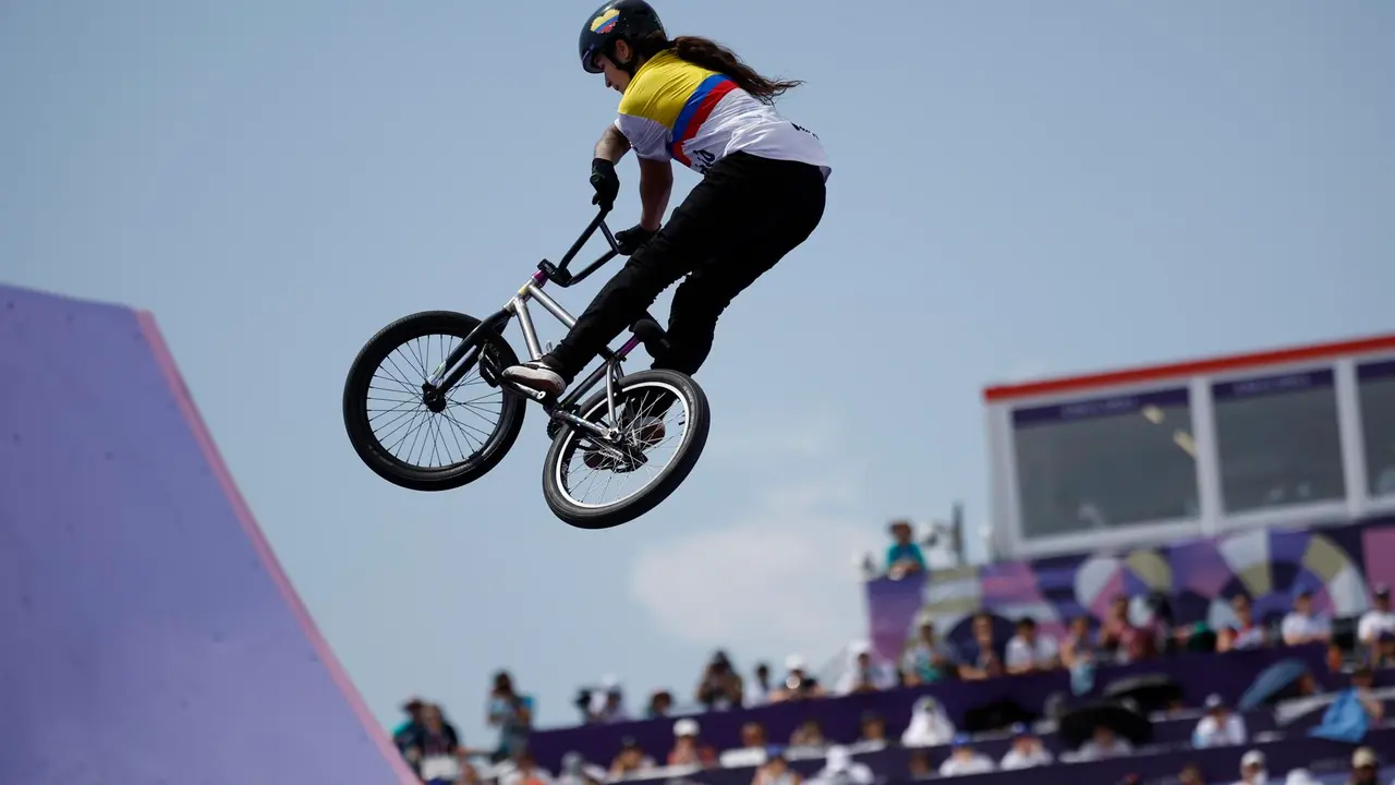 La ciclista colombiana Queen Saray Villegas durante la final de BMX estilo libre. EFE/EPA/YOAN VALAT