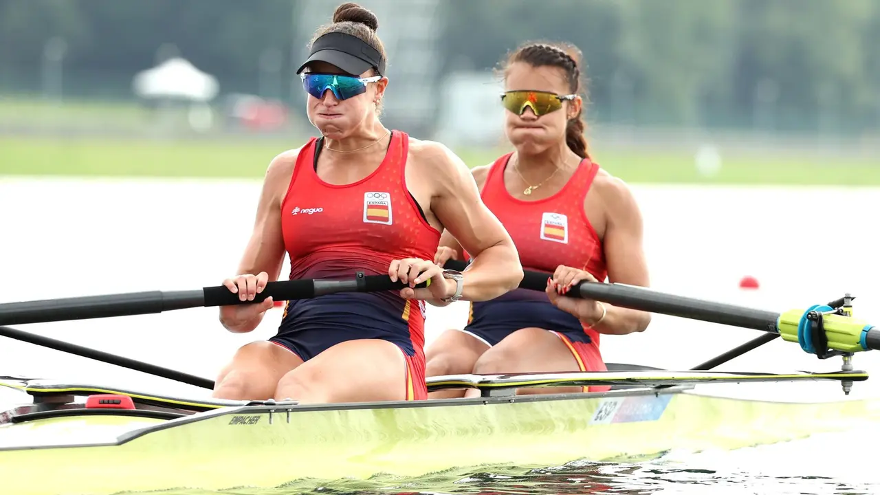 Las espa&ntilde;olas Aina Cid y Esther Briz en el Vaires-sur-Marne Nautical Stadium en Vaires-sur-Marne, Francia. EFE/EPA/ALI HAIDER
