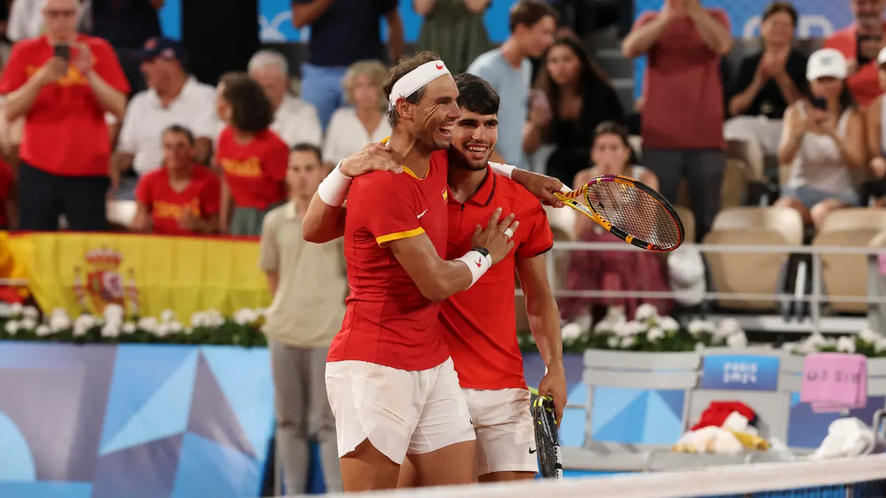 Los tenistas espa&ntilde;oles Rafa Nadal (i) y Carlos Alcaraz tras perder ante los estadounidenses Austin Krajicek y Rajee Ram en los cuartos de final de dobles masculinos de tenis de los Juegos Ol&iacute;mpicos de Par&iacute;s 2024, en el complejo de tenis Roland Garros de Par&iacute;s. EFE/ Juanjo Mart&iacute;n