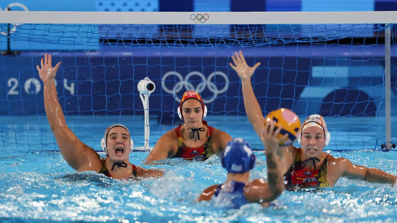 La portera espa&ntilde;ola Laura Ester Ramos (c) espera el lanzamiento del equipo griego durante el partido de waterpolo femenino de la ronda preliminar grupo B de los Juegos Ol&iacute;mpicos de Par&iacute;s 2024, que Espa&ntilde;a y Grecia disputan este mi&eacute;rcoles, en Saint-Denis (Francia). EFE/ Miguel Guti&eacute;rrez