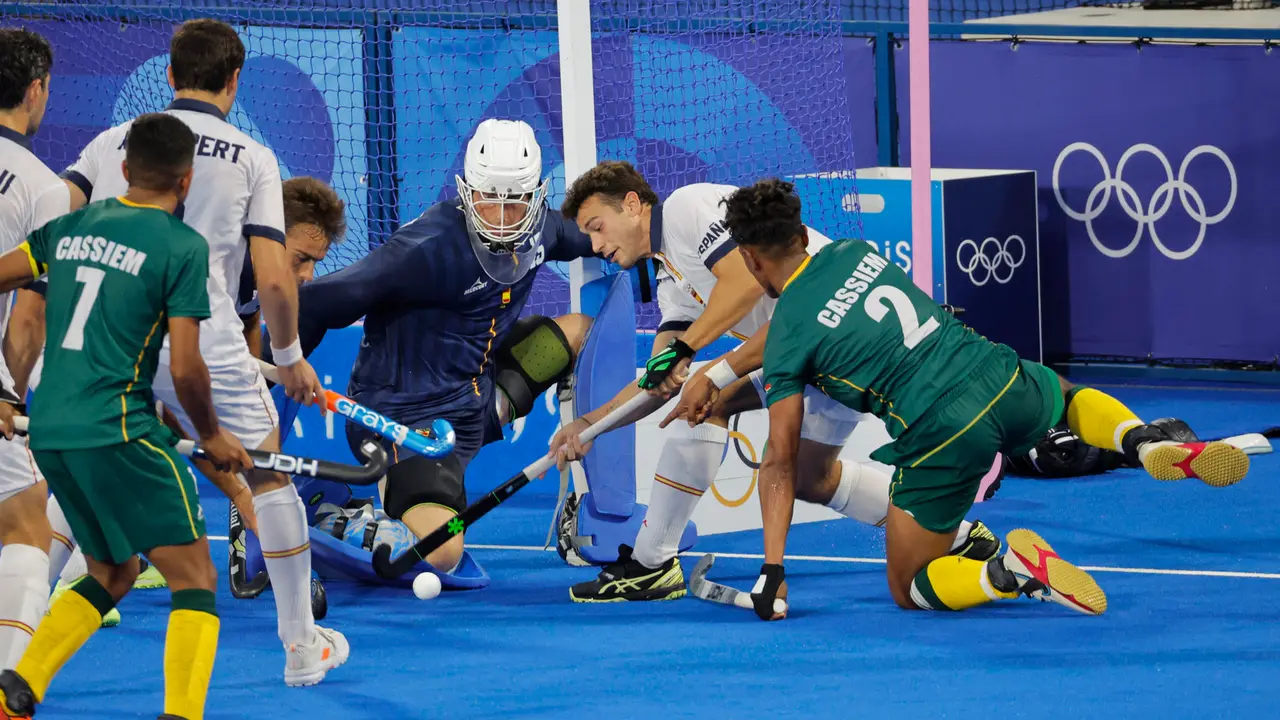 El equipo espa&ntilde;ol ante Sud&aacute;frica en el partido del Grupo A de Hockey sobre Hierba de los Juegos Ol&iacute;mpicos de Par&iacute;s 2024, entre Espa&ntilde;a y Sud&aacute;frica, este mi&eacute;rcoles, en el estadio Yves-du-Manoir Stadium 1 en Colombes, Francia. EFE/ Lavandeira Jr.