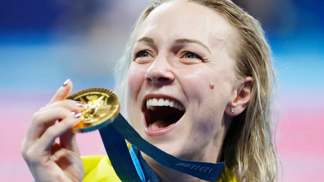 La nadadora sueca Sarah Sjostrom con el oro en la mano. EFE/EPA/MAST IRHAM