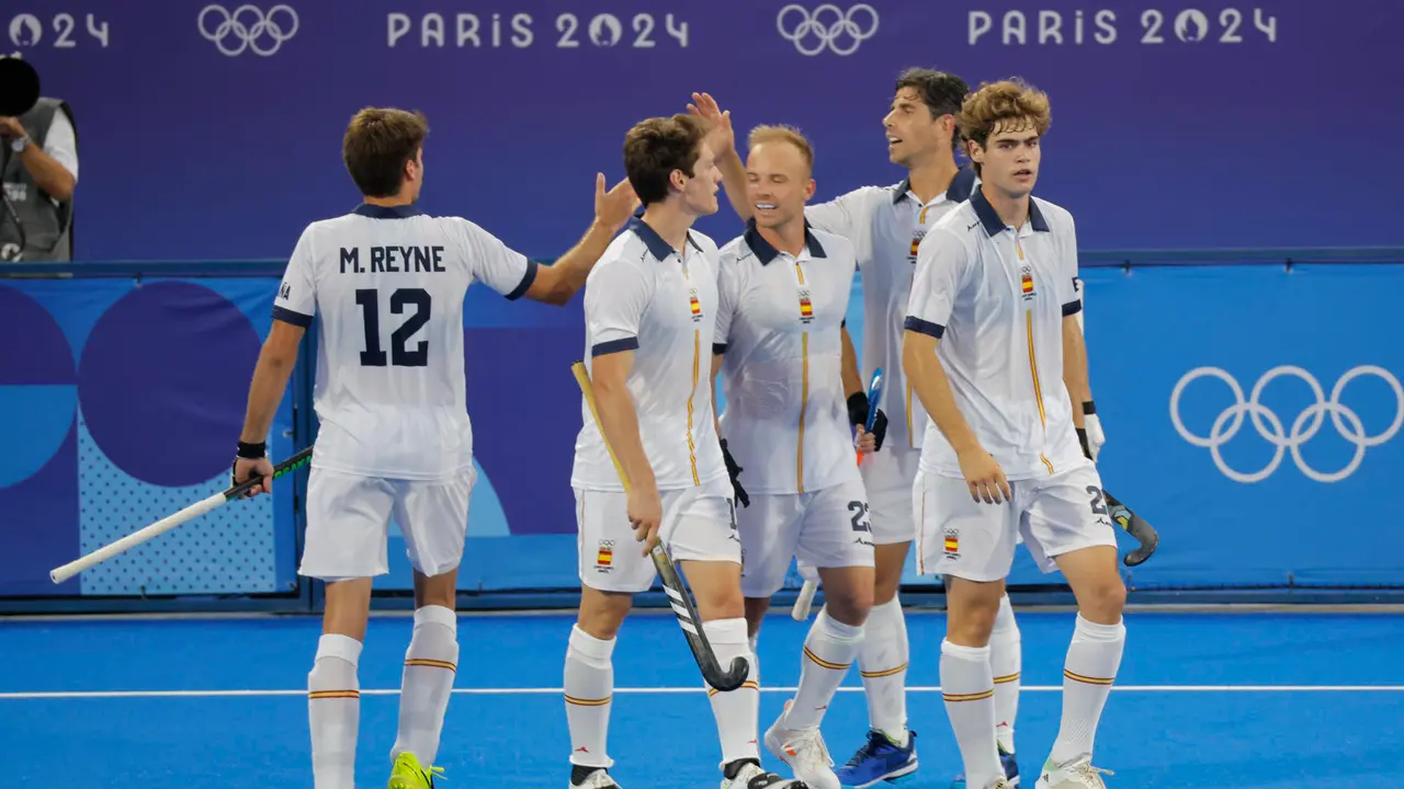 El equipo espa&ntilde;ol ante Sud&aacute;frica en el partido del Grupo A de Hockey sobre Hierba de los Juegos Ol&iacute;mpicos de Par&iacute;s 2024, entre Espa&ntilde;a y Sud&aacute;frica, este mi&eacute;rcoles, en el estadio Yves-du-Manoir Stadium 1 en Colombes, Francia. EFE/ Lavandeira Jr.
