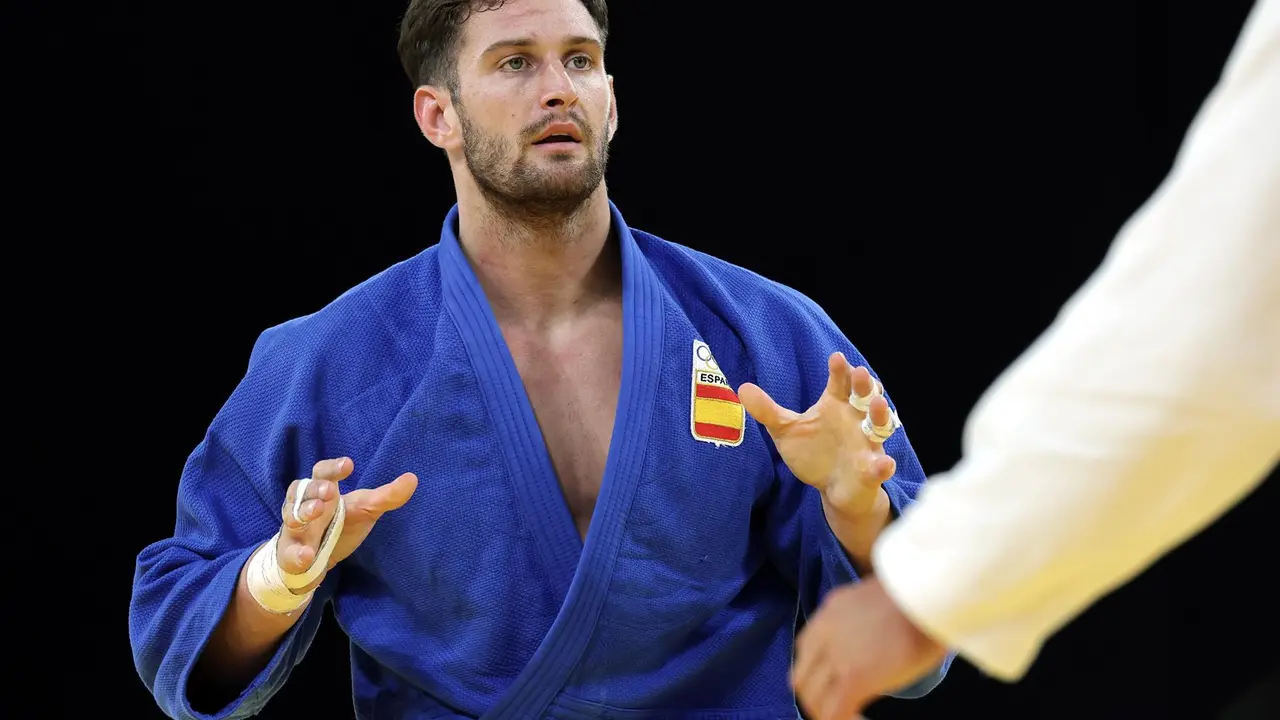 Nikoloz Sherazadishvili durante su combate de cuartos de final contra el suizo Daniel Eich. EFE/EPA/CHRISTOPHE PETIT TESSON