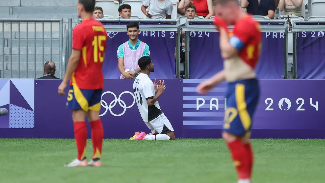 El jugador egipcio Ibrahim Adel (c) celebra tras anotar el 0-2 a Espa&ntilde;a durante su partido del Grupo C de f&uacute;tbol masculino de los Juegos Ol&iacute;mpicos de Par&iacute;s 2024 en el Estadio de Burdeos (Francia) el pasado martes. EFE/ Kiko Huesca