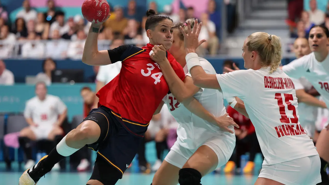 La jugadora espa&ntilde;ola Alicia Fern&aacute;ndez ante las h&uacute;ngaras Noemi Pasztor (c) y Kinga Debreczeni-Klivinyi (d) durante el partido de balonmano femenino del grupo B de los Juegos Ol&iacute;mpicos de Par&iacute;s 2024 este jueves en Par&iacute;s. EFE/ Miguel Guti&eacute;rrez