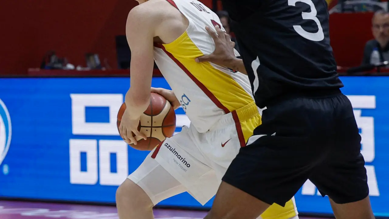 El base de la selecci&oacute;n espa&ntilde;ola de baloncesto Alberto D&iacute;az (i), en una foto de archivo. EFE/Kai Forsterling