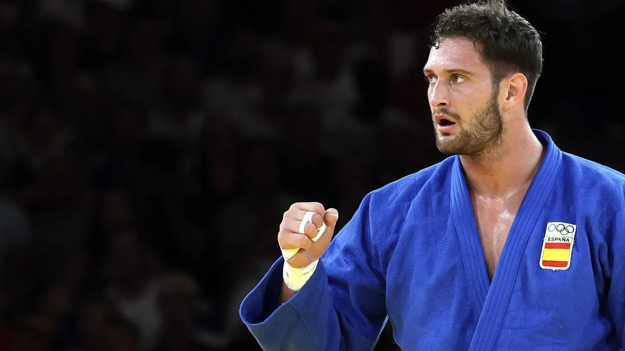 Niko Shera, &uacute;ltima baza espa&ntilde;ola para lograr una segunda mellada en judo, celebra su victoria en la repesca en los Campos de Marte en Par&iacute;s, Francia. EFE/EPA/CHRISTOPHE PETIT TESSON