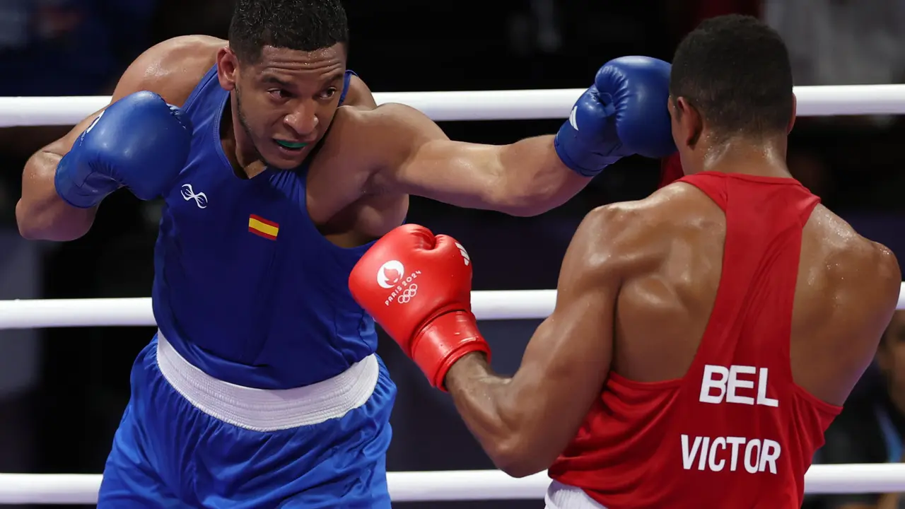 El boxeador espa&ntilde;ol Enmanuel Reyes Pla (azul) durante su combate de boxeo contra el belga Victor Scheltraete (rojo) en los cuartos de final masculino de la categor&iacute;a en los Juegos Ol&iacute;mpicos 2024 en la categor&iacute;a de 92kg. EFE/ Sashenka Guti&eacute;rrez