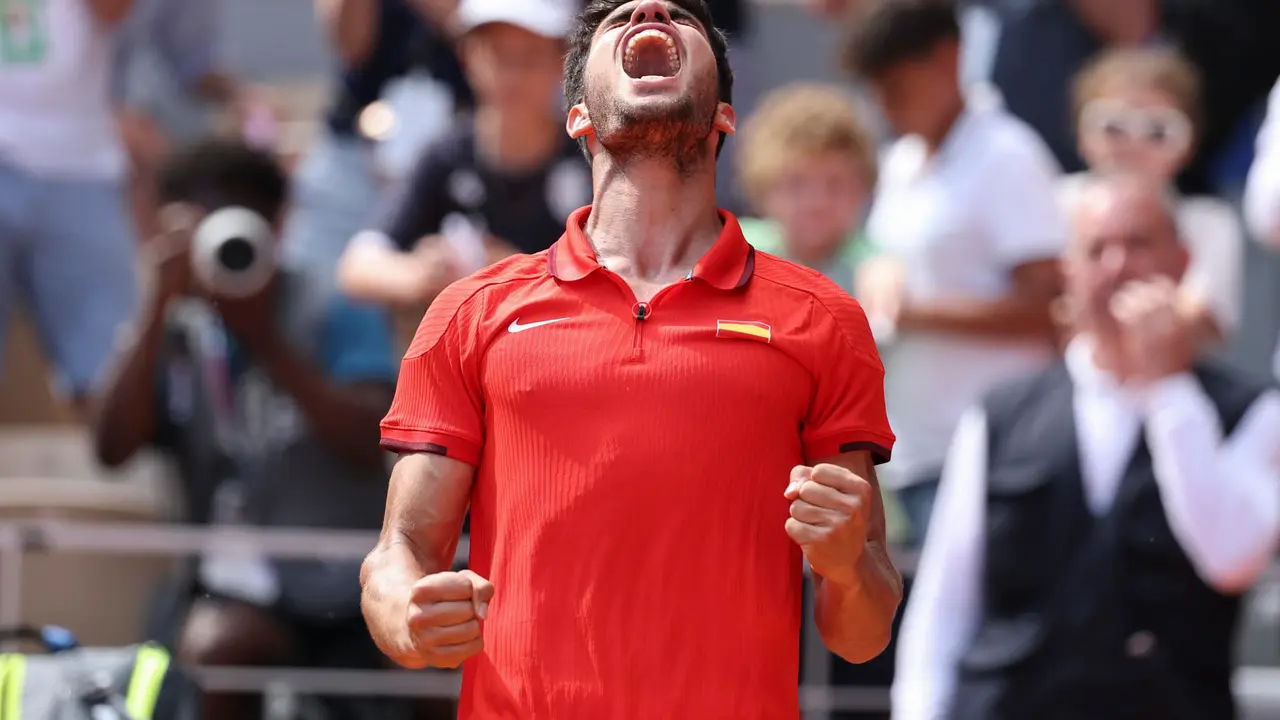 El espa&ntilde;ol Carlos Alcaraz tras imponerse al estadounidense Tommy Paul durante los cuartos de final celebrados en el marco de los Juegos Ol&iacute;mpicos Par&iacute;s 2024, este jueves, en la capital francesa. EFE/ Juanjo Mart&iacute;n