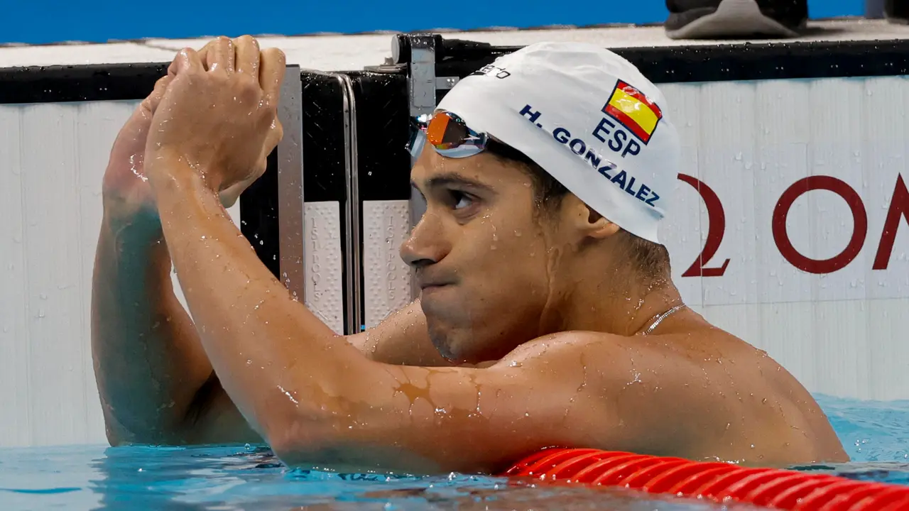 El nadador espa&ntilde;ol Hugo Gonz&aacute;lez durante la final masculina de 200m Espalda en los Juegos Ol&iacute;mpicos Par&iacute;s 2024, en el Paris La Defense Arena de Nanterre, Francia. EFE/ Lavandeira Jr