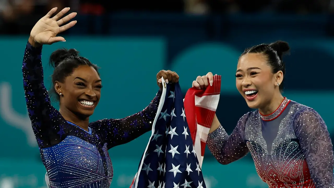 Las estadouidenses Simone Biles (I) y Sunisa Lee (d) celebran la bictoria en la competici&oacute;n de gimnasia en e Bercy Arena en Paris,Francia. EFE/EPA/RITCHIE B. TONGO