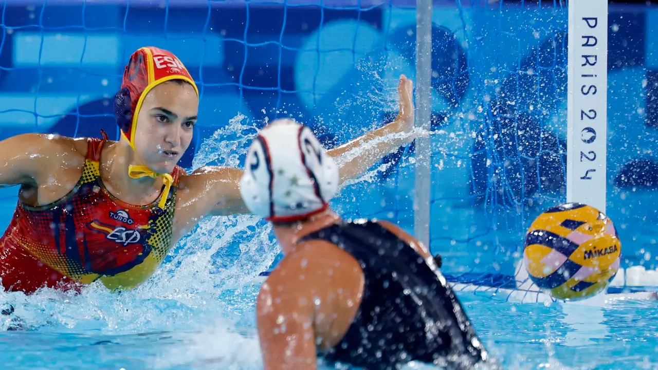 La guardameta Martina Terr&eacute;durante el partido de waterpolo ante Estados Unidos. EFE/EPA/CAROLINE BREHMAN