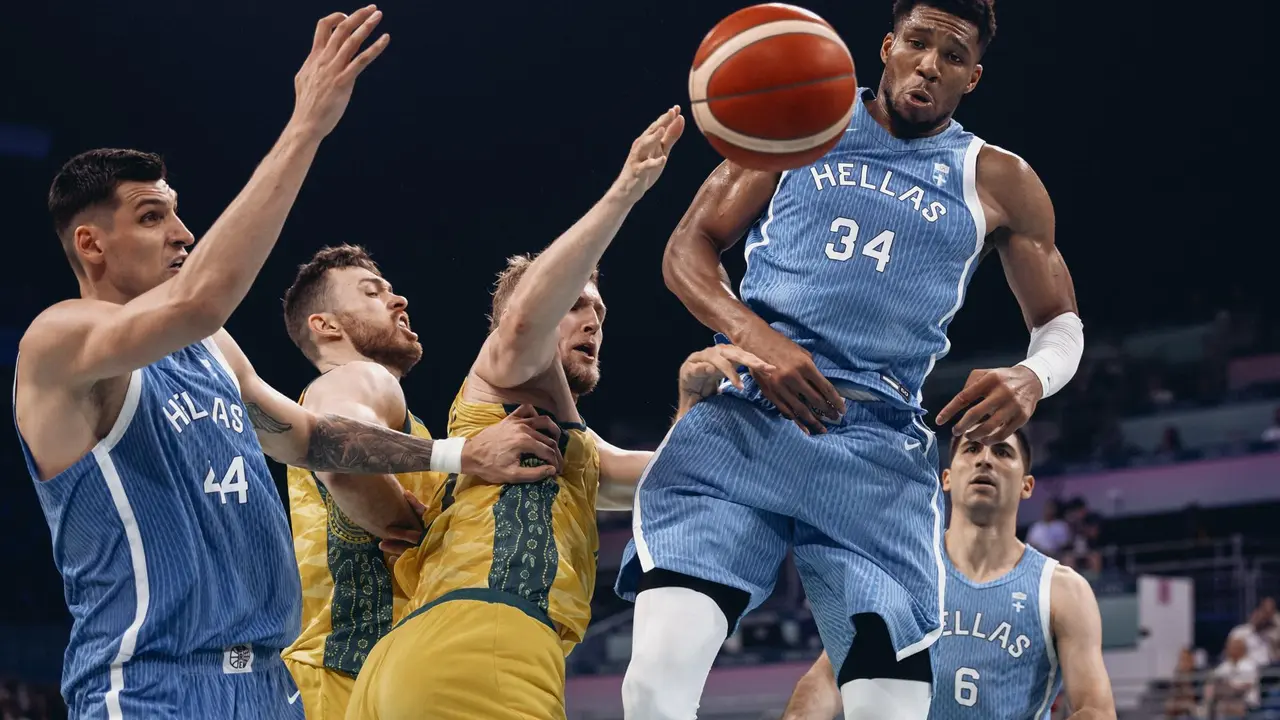 El australiano Patty Mills y el griego Giannis Antetokounmpo durante el partido disputado este viernes. EFE/EPA/ALEX PLAVEVSKI