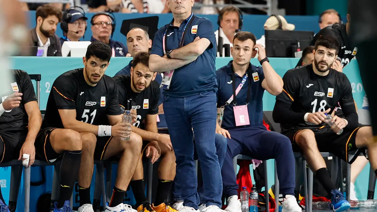 El entrenador de Espa&ntilde;a Jordi Ribera (c) durante el partido de balonmano ante Alemania. EFE/ Miguel To&ntilde;a