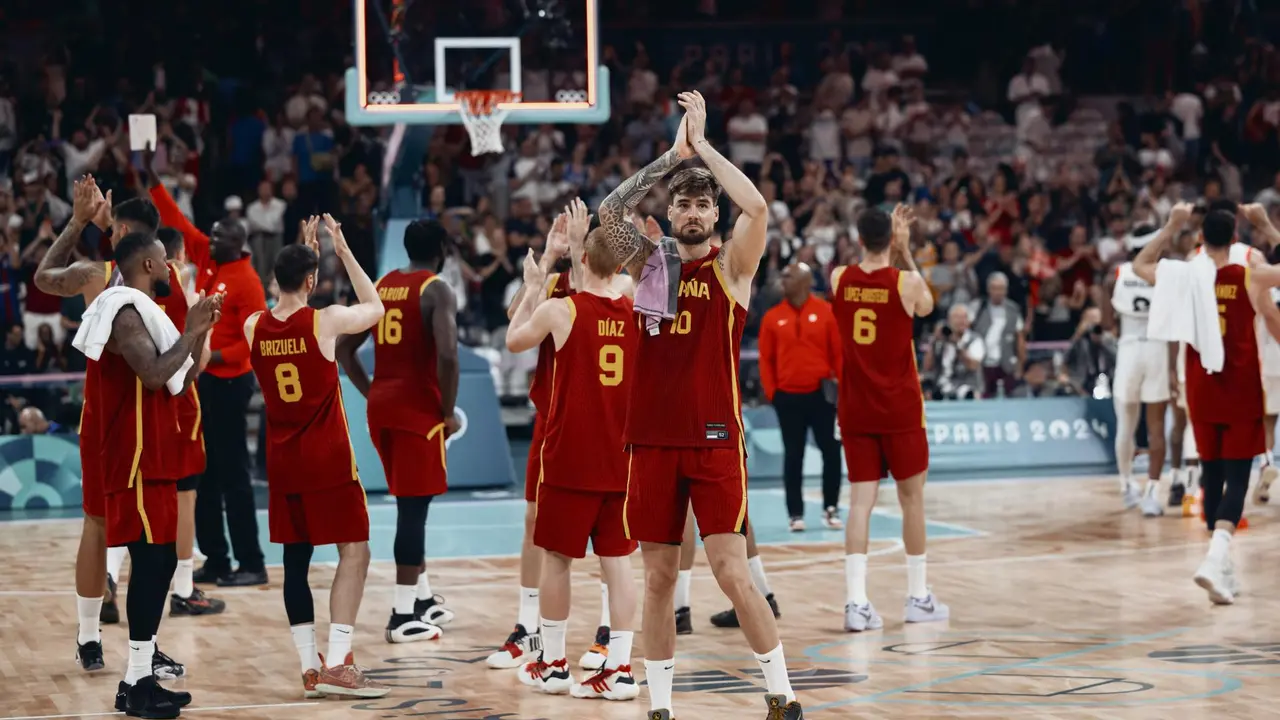 La seleccion espa&ntilde;ola masculina de baloncesto se despide del p&uacute;blico tras perder ante Canad&aacute;. EFE/EPA/ALEX PLAVEVSKI