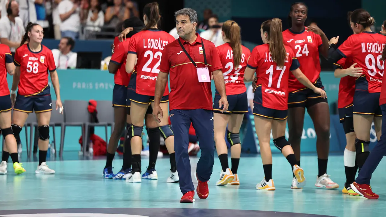 El seleccionador espa&ntilde;ol del equipo femenino de balonmano Ambros Mart&iacute;n tras la derrota ante las francesas y la eliminaci&oacute;n en la ronda preliminar de balonmano en los Juegos Ol&iacute;mpicos Par&iacute;s 2024. EFE/ Sashenka Gutierrez