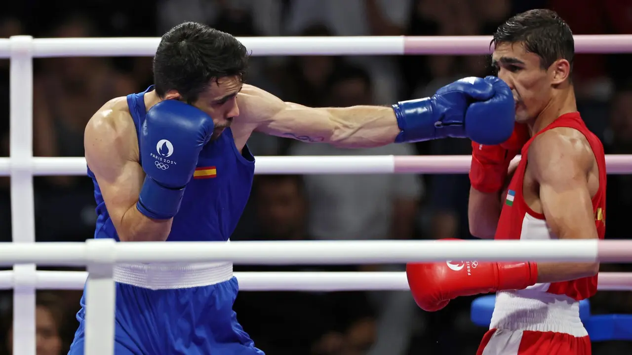 El uzbeko Abdumalik Khalokov (rojo) y el espa&ntilde;ol Jose Quiles Brotons (azul) en el North Paris Arena en Villepinte, Francia. EFE/EPA/ALI HAIDER