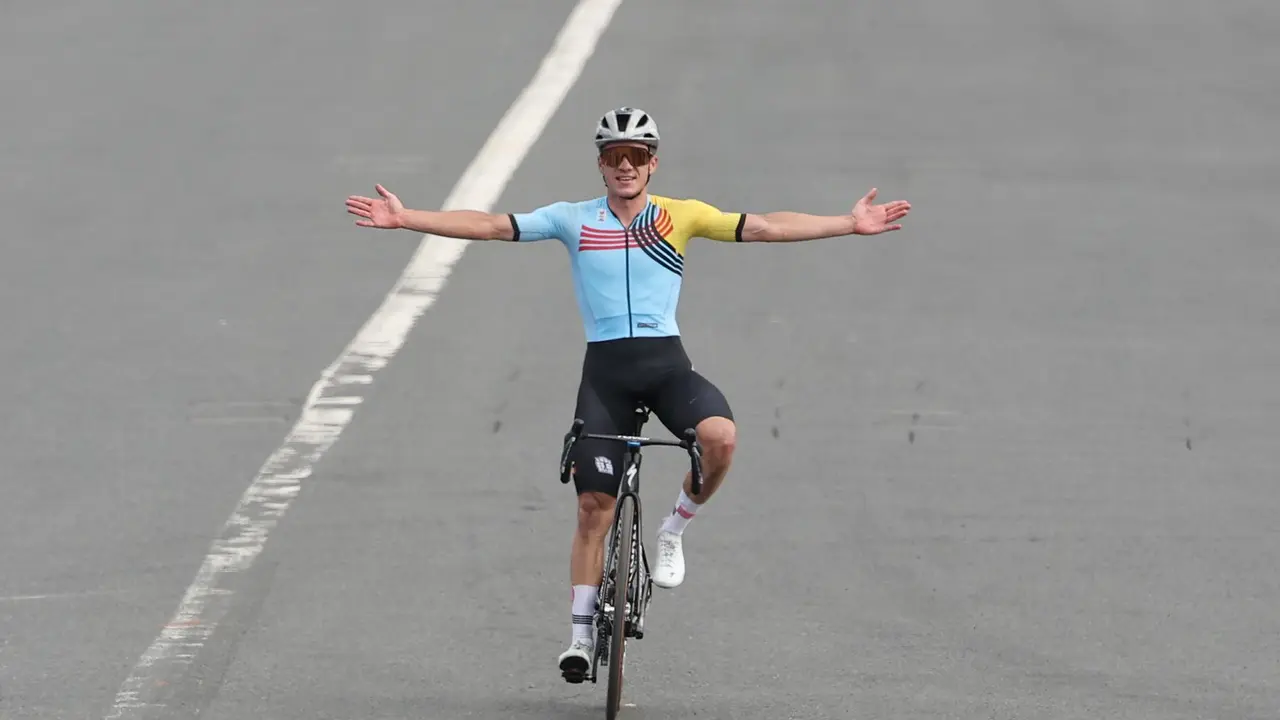 l belga Remco Evenepoel se proclam&oacute; campe&oacute;n ol&iacute;mpico de ciclismo en ruta por las calles de Par&iacute;s. EFE/EPA/CHRISTOPHE PETIT TESSON