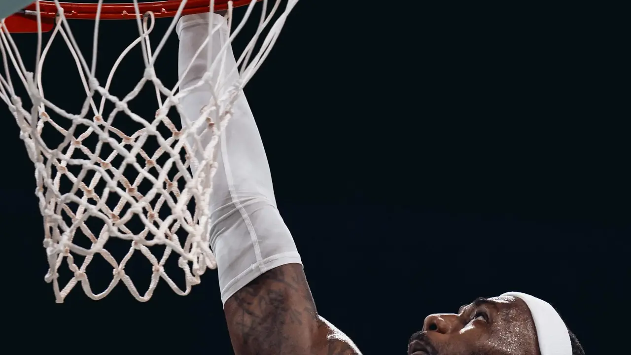 La jugador de Estados Unidos Lebron James en el Pierre Mauroy Stadium en Villeneuve-d'Ascq, , Francia. EFE/EPA/ALEX PLAVEVSKI