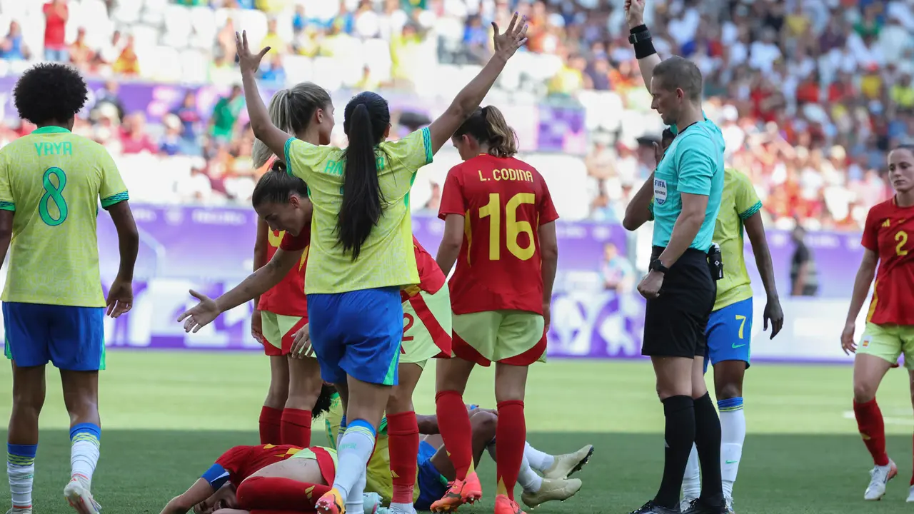 El &aacute;rbitro Espen Nor (d) saca tarjeta roja a la delantera brasile&ntilde;a Marta tras la falta realizada a la defensa espa&ntilde;ola Olga Carmona, en el partido del Grupo C del torneo ol&iacute;mpico de f&uacute;tbol, disputado en el Estadio de Burdeos (Francia). EFE/ Kiko Huesca