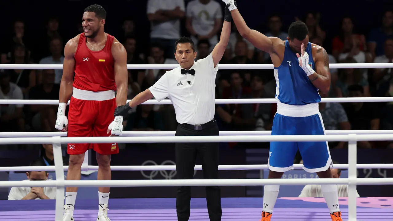 El boxeador azerbaiyano Loren Berto Alfonso Dom&iacute;nguez (azul) se impone al espa&ntilde;ol Enmanuel Reyes Pla (rojo) en su combate de semifinales de 92kg masculino de los Juegos Ol&iacute;mpicos de Par&iacute;s 2024 este domingo en la capital gala. EFE/ Miguel Guti&eacute;rrez