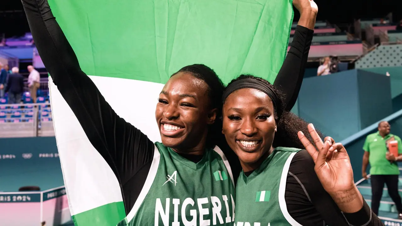 Las niegrianas Nicole Enabosi (I) y Adebola Adeyeye celebran celebran la victoria en la Pierre Mauroy Stadium en Villeneuve-d'Ascq, Francia. EFE/EPA/ALEX PLAVEVSKI