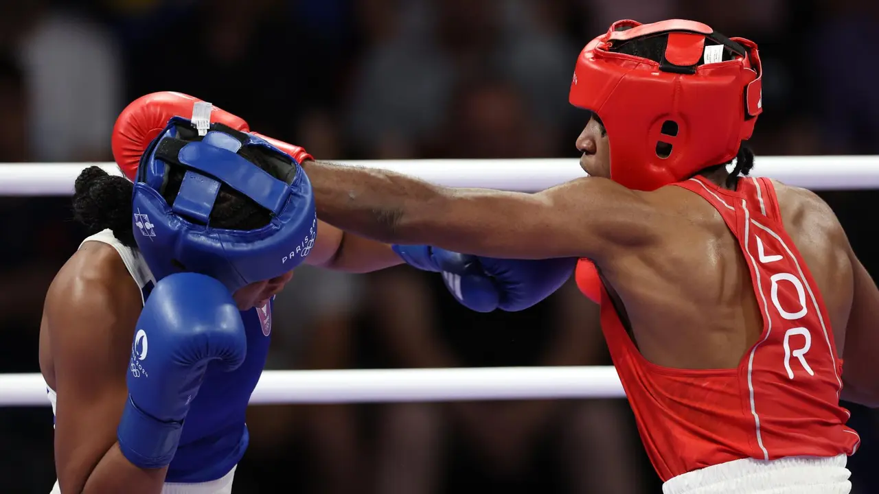 La boxeadora Cindy Ngamba, dio la primera medalla al equipo ol&iacute;mpico de refugiados, en su combate ante la francesa Davina Michel en Villepinte, Francia. EFE/EPA/ALI HAIDER