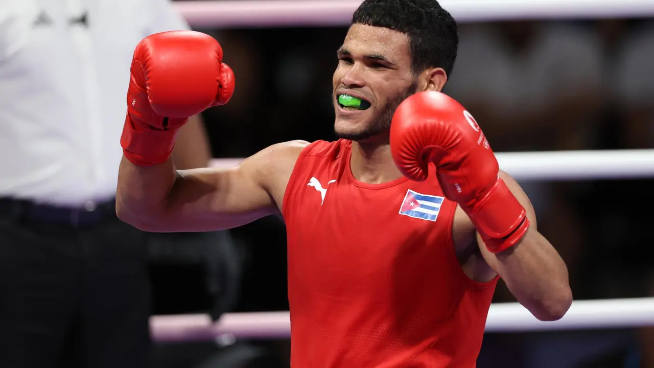 El p&uacute;gil cubano Erislandy &Aacute;lvarez en el North Paris Arena en Villepinte, Francia. EFE/EPA/ALI HAIDER