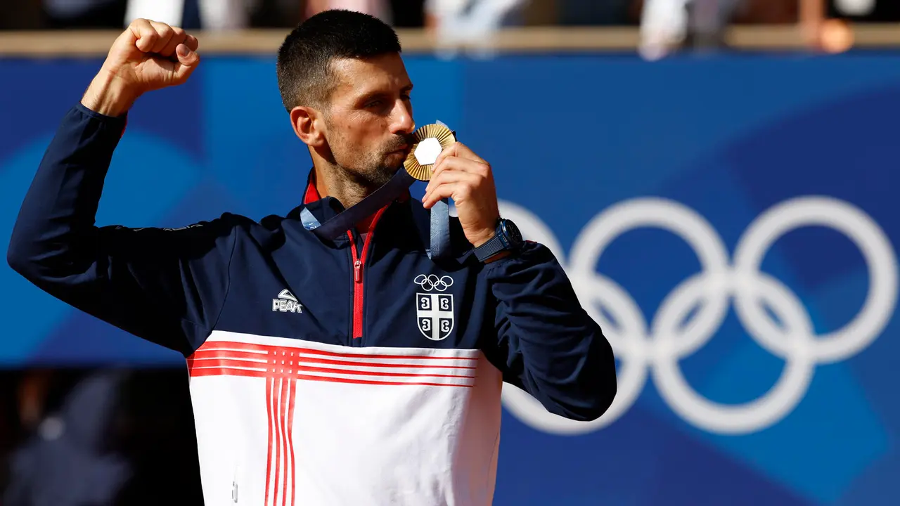 El tenista serbio Novak Djokovic posa con la medalla de oro en el podio tras la final individual masculina de tenis de los Juegos Ol&iacute;mpicos de Par&iacute;s 2024 este domingo, en la capital gala. EFE/Juanjo Mart&iacute;n