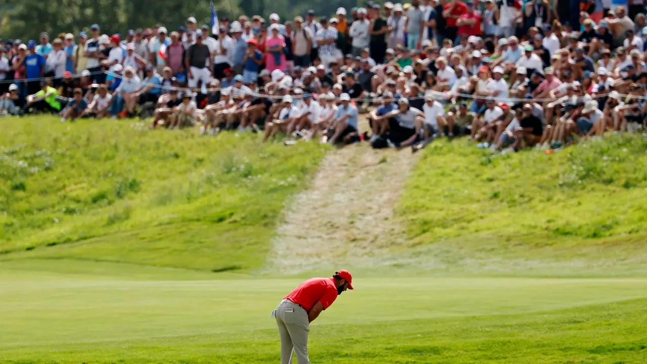 El espa&ntilde;ol Jon Rahm en Le Golf National en Guyancourt, Francia. EFE/EPA/ERIK S. LESSER
