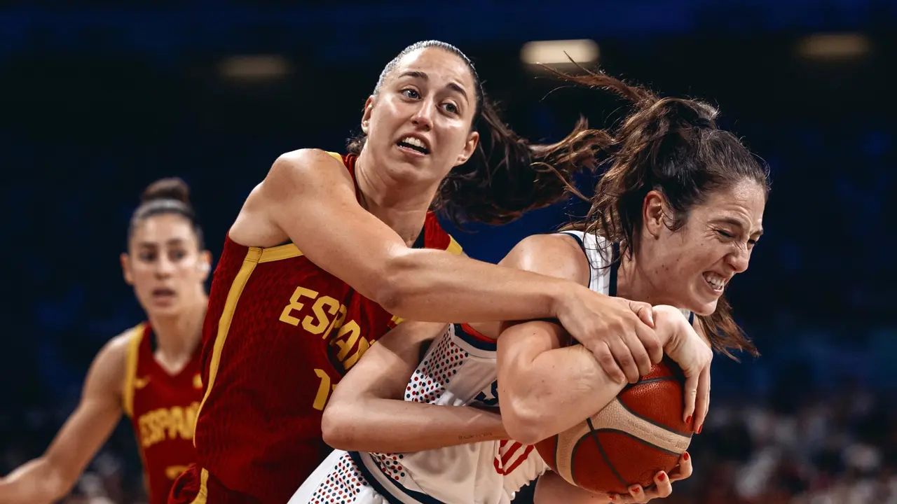 La espa&ntilde;ola Leonor Rodriguez y la serbia Aleksandra Katanic en el Pierre Mauroy Stadium en Villeneuve-d'Ascq, Francia. EFE/EPA/ALEX PLAVEVSKI
