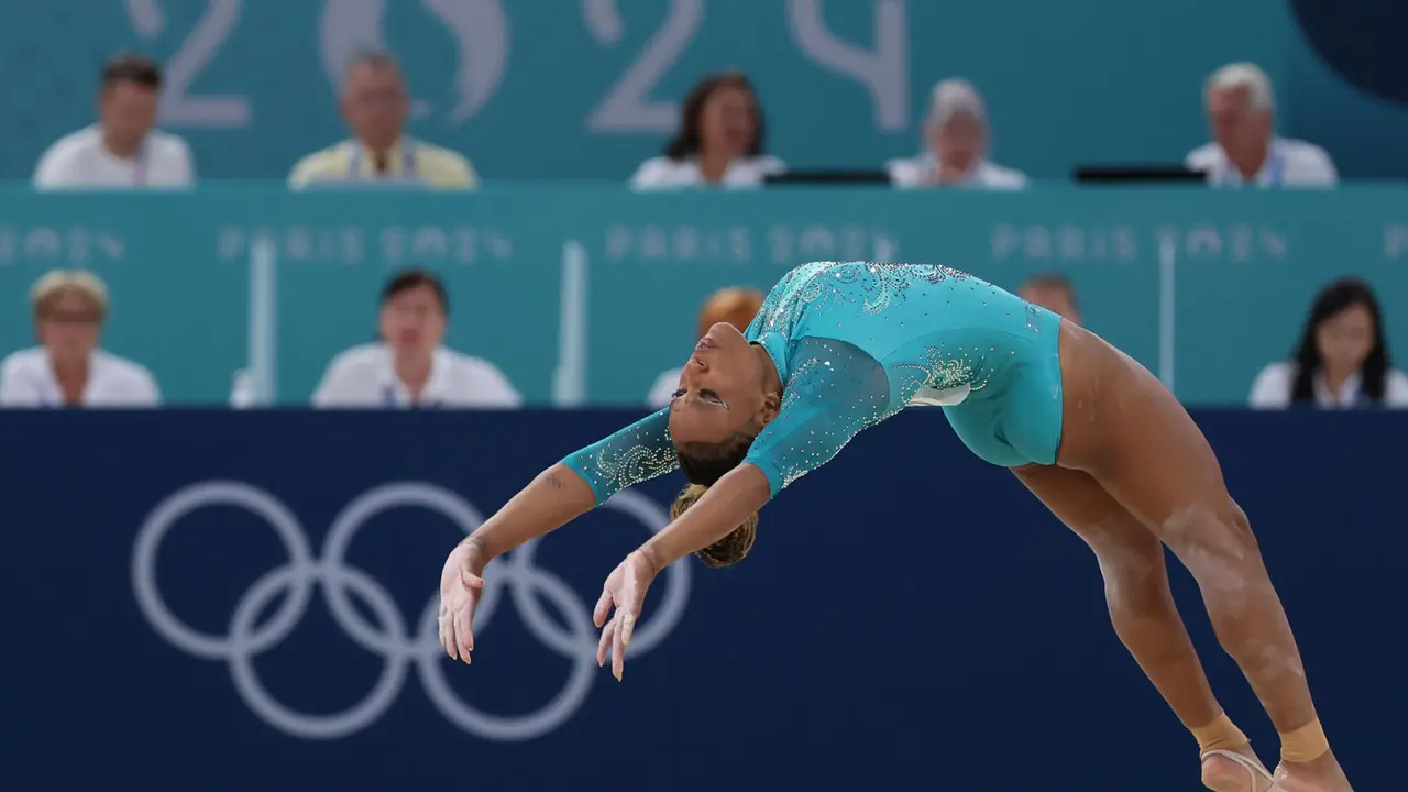La gimnasta brasile&ntilde;a Rebeca Andrade ejecuta su ejercicio en la final de suelo. EFE/ Miguel Guti&eacute;rrez