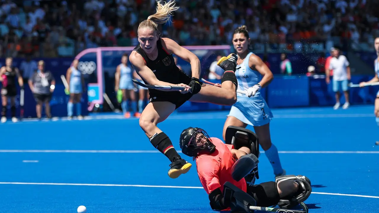 La alemana Jette Fleschuetz (c) en acci&oacute;n ante la portera argentina Cristina Cosentino durante el partido de cuartos de final que han jugado Alemania y Argentina en el Stade Yves du Manoir en Colombes, Francia. EFE/EPA/CHRISTOPHE PETIT TESSON