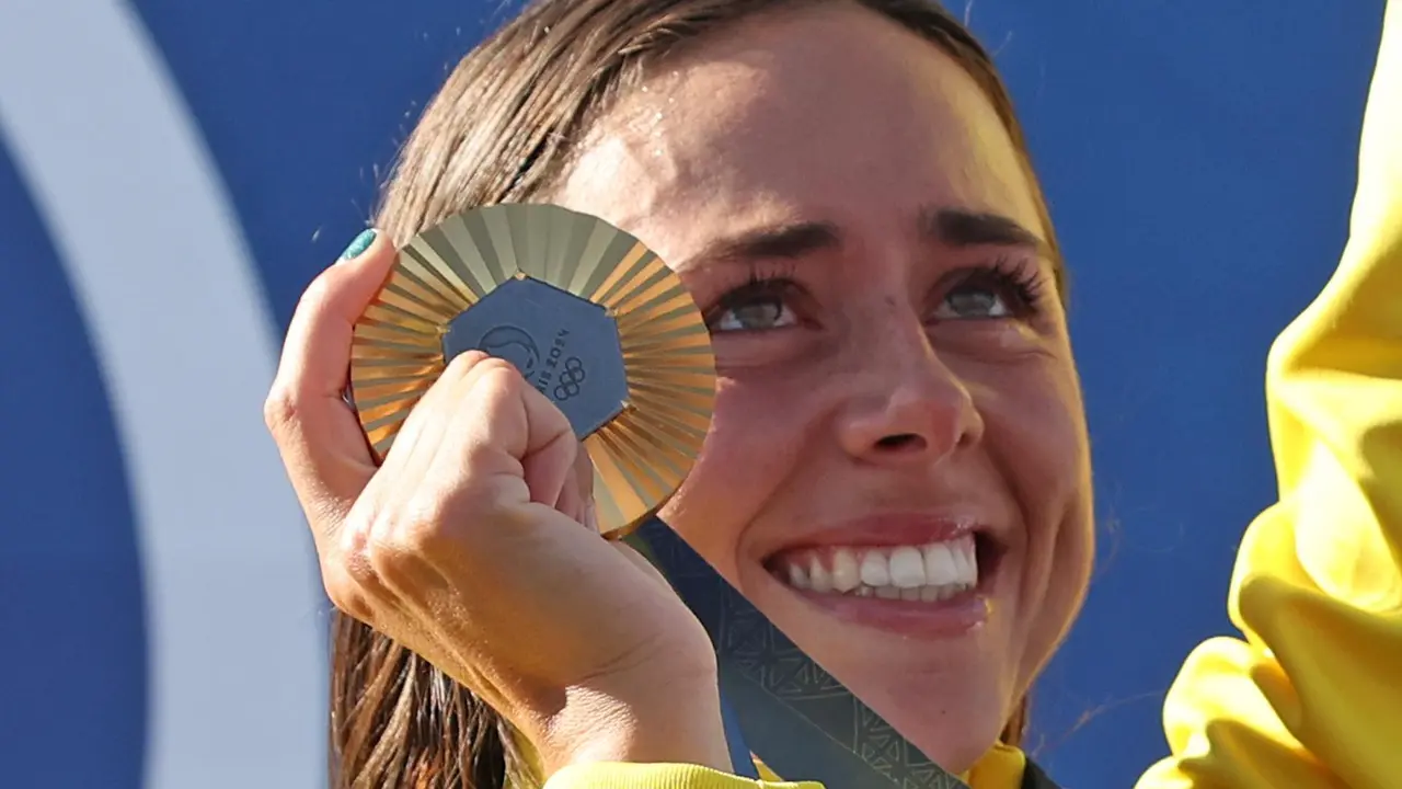 La medallista de oro Noemie Fox celebra el oro en Vaires-sur-Marne, Francia. EFE/EPA/MAXIM SHIPENKOV