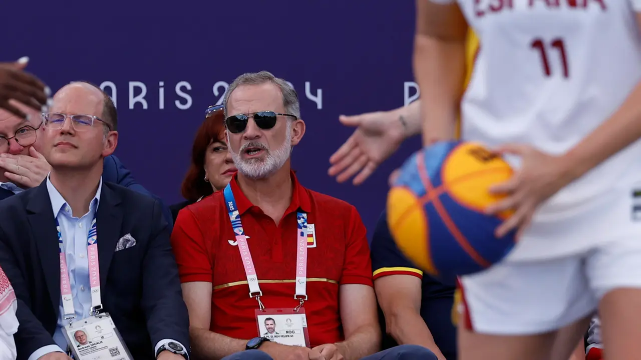 El rey Felipe VI durante la semifinal femenina de baloncesto 3x3 celebrada en el marco de los Juegos Ol&iacute;mpicos Par&iacute;s 2024, este lunes, en la capital gala. EFE/ Miguel To&ntilde;a