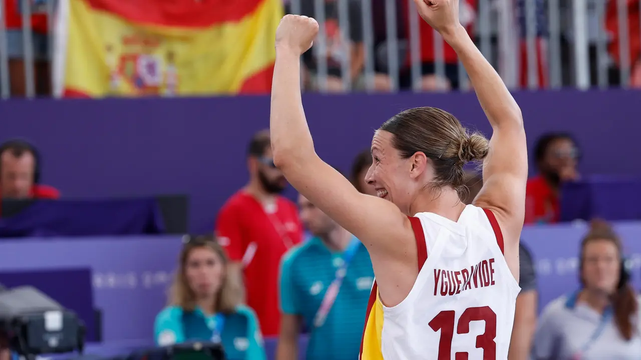 La jugadora espa&ntilde;ola Sandra Ygueravide celebra la victoria ante el equipo estadounidense tras la semifinal femenina de baloncesto 3x3, entre Estados Unidos y Espa&ntilde;a, celebrada en el marco de los Juegos Ol&iacute;mpicos Par&iacute;s 2024, este lunes, en la capital gala. EFE/ Miguel To&ntilde;a